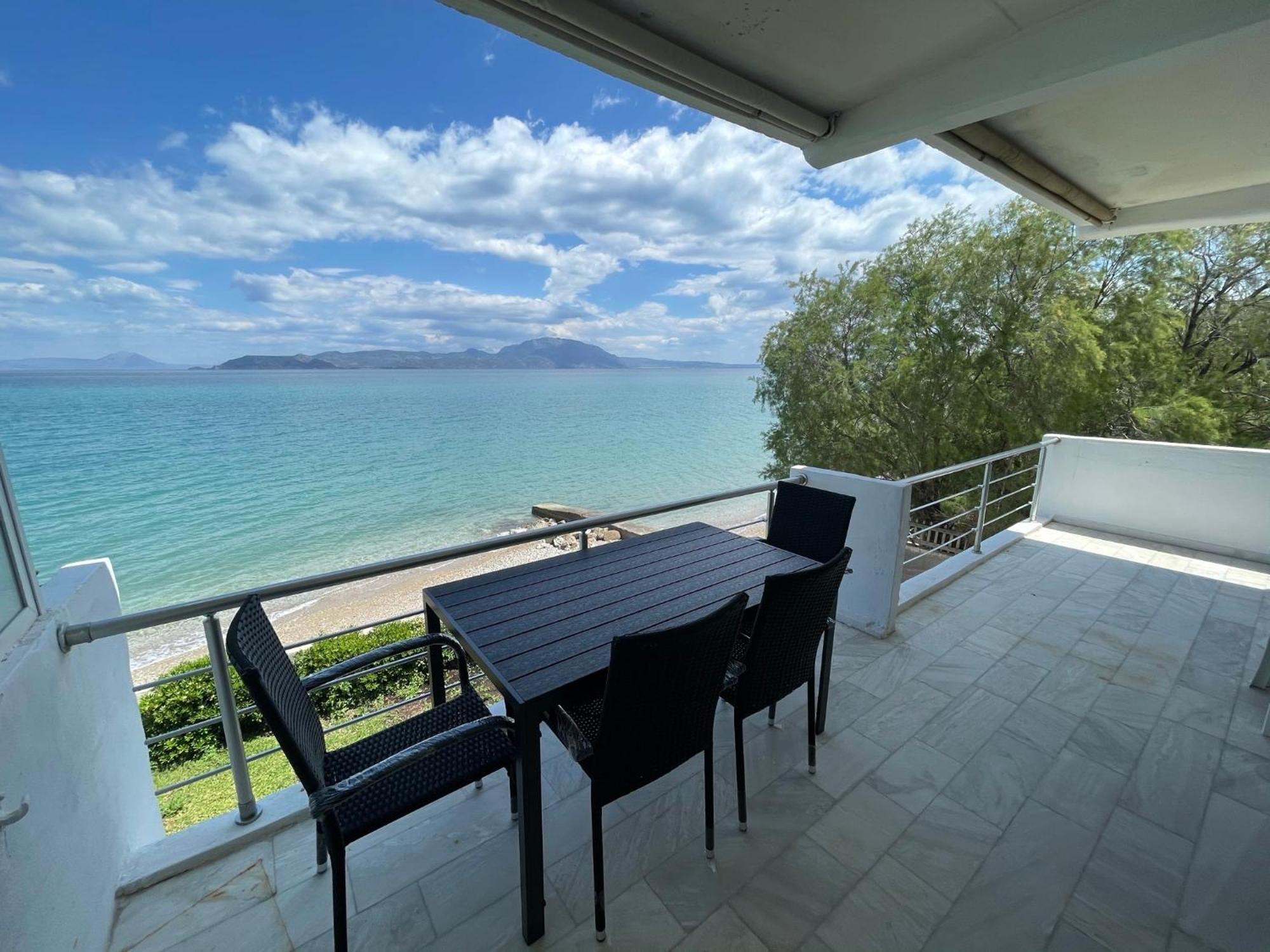 Stunning Beachfront Apartment Stratos Nerántza Eksteriør billede